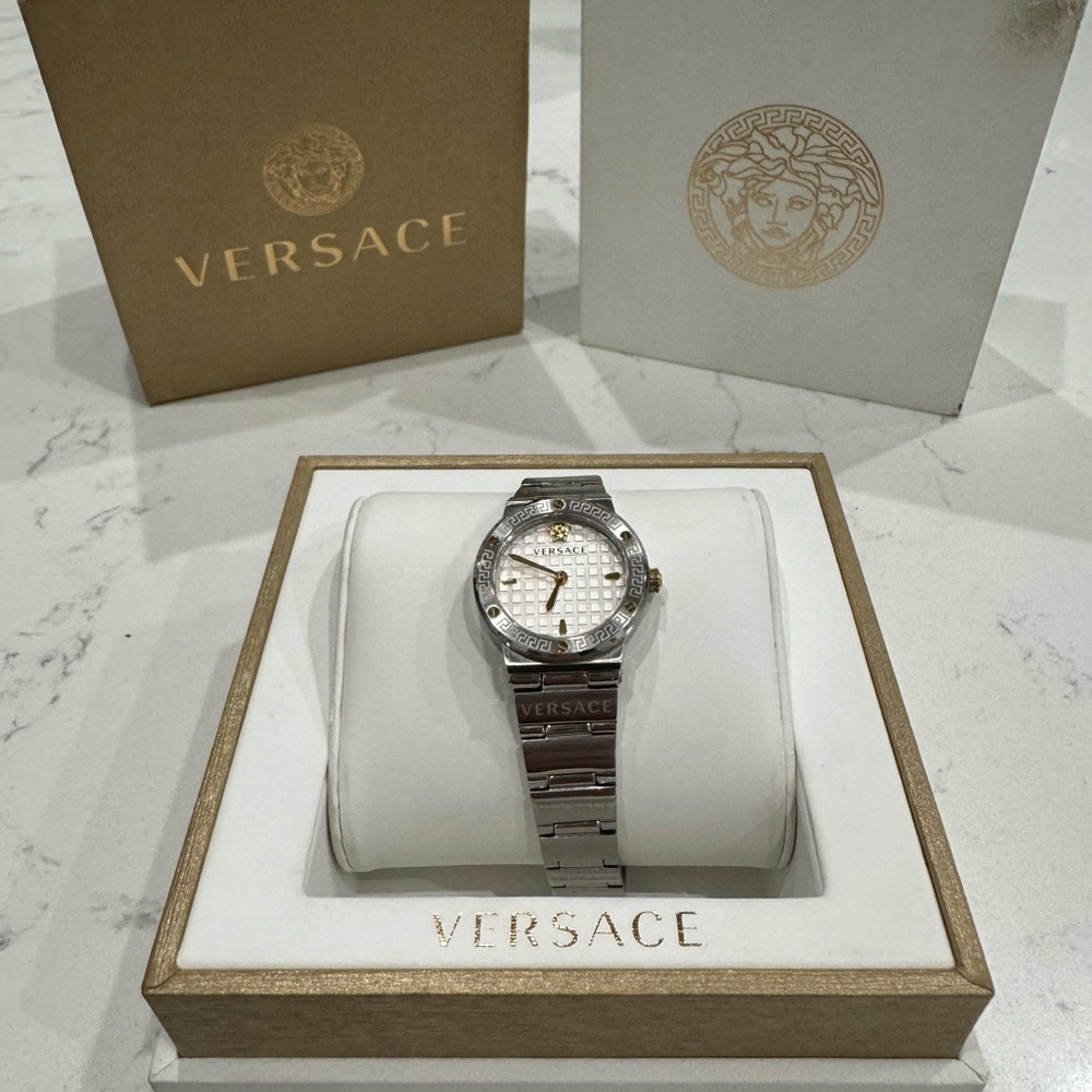 ‼️ FOR SALE ‼️

Versace Greca Logo Mini VEZ100321 Womens Quartz Watch

$380 OBO